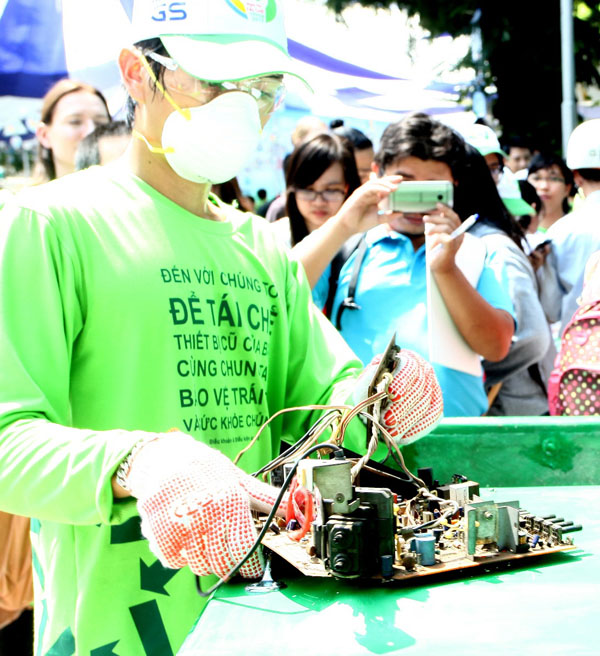 Vietnam[-]Recycles[-]hỗ[-]trợ[-]thu[-]gom[-]rác[-]thải[-]điện[-]tử[-]miễn[-]phí[-]cho[-]người[-]dân[-]thành[-]phố
